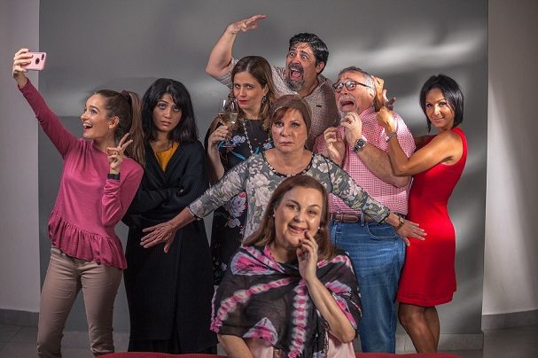 Elenco de la comedia "Una espina en el zapato", que estrenará el 7 de abril en Teatro En Círculo. Valeria Luna, Masof Sayavedra, Larissa Morales, Enrique Pareja, RIcardo Martino, Gloryana Reyes, y en el centro Cloty Luna parada detrás de Nilena Zisópulos. Foto: Enrique Pareja.