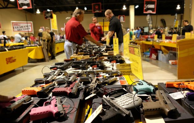 La jueza rechazó este viernes una moción de los abogados de oficio del condado Broward, vecino del de Miami-Dade, en la que pedían no representar más a Cruz al argumentar que por ley solo pueden defender a personas de escasos recursos o indigentes.