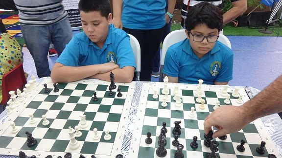 Niños del Club de Ajedrez concentrados. Una jugada puede cambiarlo todo...Foto:Rosalina Orocú Mojica.