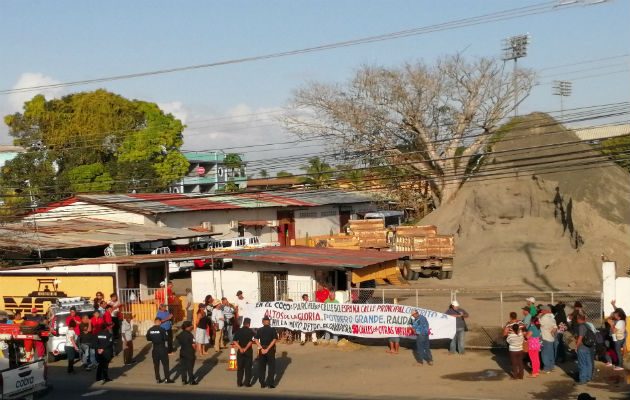 No soportan ni un "parche" más en las calles de la comunidad. Foto: Eric A. Montenegro.