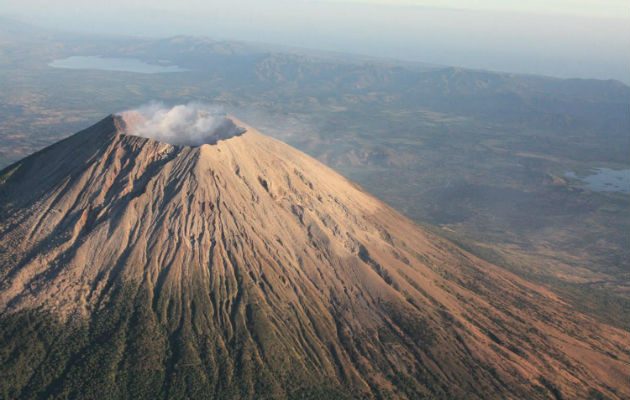 El volcán Chaparrastique, en el este de El Salvador, registró una emisión de "pulsos" de gases entre la noche del lunes y hoy.