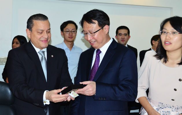 Una nutrida delegación de China encabezada por el Vice – Gobernador de Jiangsu - China, Sr. Guo Yuanqiang, visitó la Zona Libre de Colón.
