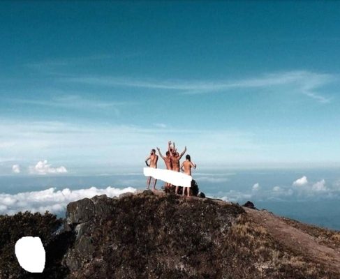 En la  fotografía aparecen cinco personas cuatro hombres y una mujer presuntamente de nacionalidad alemana, completamente desnudos, donde las cinco personas aparecen de espalda con las manos arriba mirando hacia las nubes acompañada del mensaje " Mientras no afectes a nadie, ni dañes nada. Sé libreeee en el Volcán Barú y la Naturaleza".