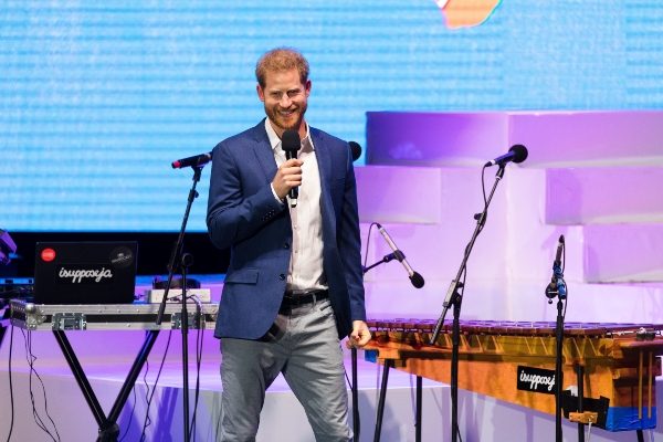 Los miembros del grupo extremista, difundieron imágenes que sugerían que el duque de Sussex era un "traidor racial" por haberse casado con Meghan Markle. FOTO/EFE