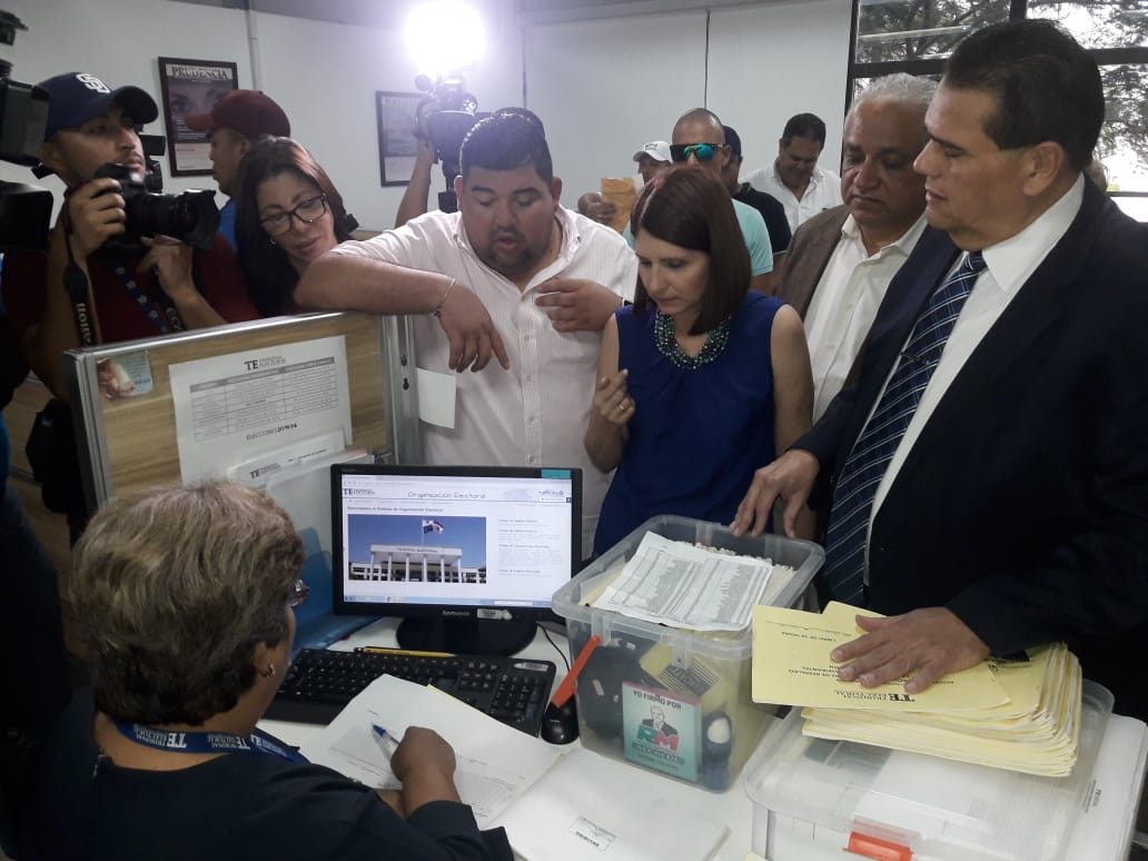 La ex primera dama, Marta de Martinelli en compañía de "Chello" Gálvez y otros amigos y copartidarios de Ricardo Martinelli. Foto: Víctor Arosemena