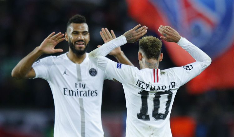 Éric Choupo-Moting felicita a Neymar por su gol. Foto AP