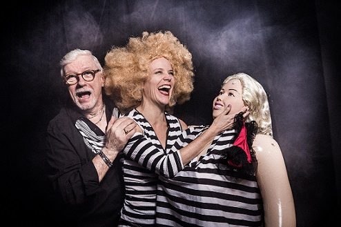Gerry Dowden, Lisa Palm y “Clara”, en la obra 'Cabaret Caliente', en cartelera en Teatro Guild de Ancón. El domingo 6 de octubre, matinée a las 4p.m. Foto: Cortesía.