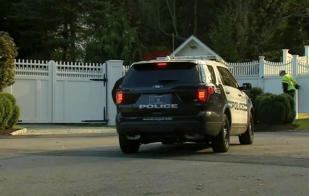 Un auto de la policía se encuentra frente a la casa de Bill y Hillary Clinton, en Chappaqua, Nueva York. AP