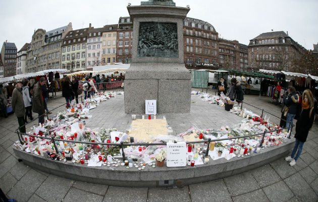 Flores, velas y mensajes cerca del mercadillo de Navidad, donde se produjo el atentado en Estrasburgo (Francia). EFE