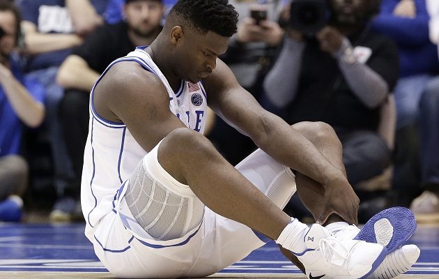 Williamson salió lesionado.