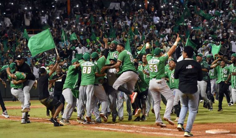 Estrellas Orientales celebran el título. Foto Estrellas Orientales