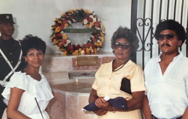 Madre y hermanos de Martiza Alabarca la recuerdan en su tumba.