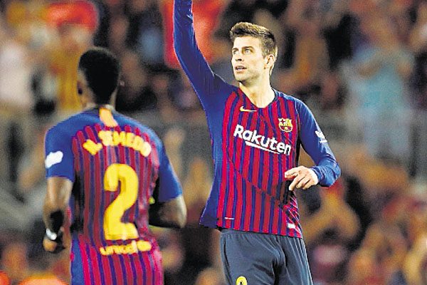 Gerard Piqué (d) celebra su gol. EFE