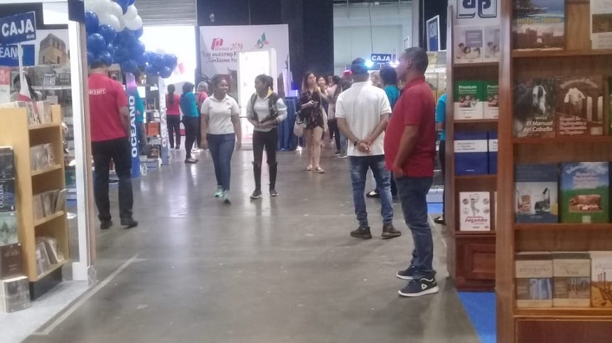 El público disfruta la oferta literaria. Foto: Lissette Zorrilla