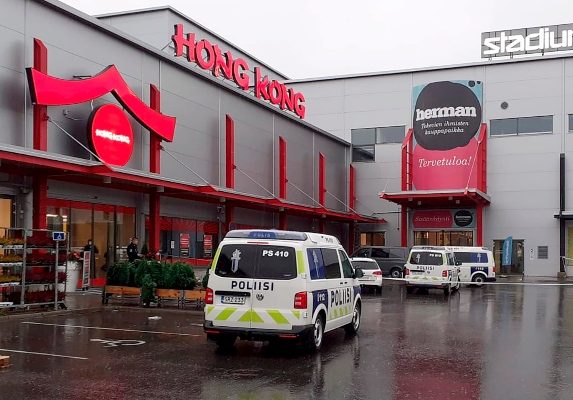Medios locales afirman que el agresor trató de escapar por los pasillos del centro comercial armado con la espada y se enfrentó a varios agentes de policía, quienes le dispararon dos tiros antes de proceder a su detención. FOTO/AP