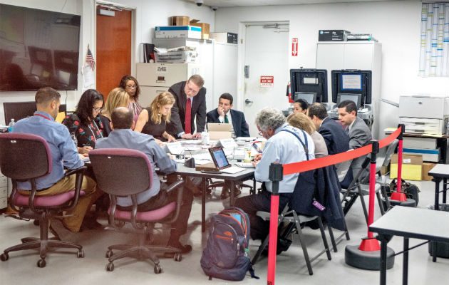 Antes del recuento manual, la diferencia entre ambos era de poco más de 12.500 votos.