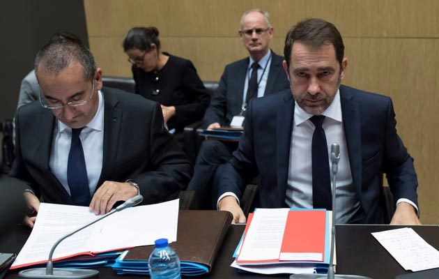 El ministro del Interior de Francia, Christophe Castaner (d), y el secretario de Estado del Interior, Laurent Nunez (i), a su llegada a una audiencia parlamentaria para investigar la actuación policial durante las protestas de los "chalecos amarillos" dos días antes, junto a los Campos Elíseos. FOTO/EFE