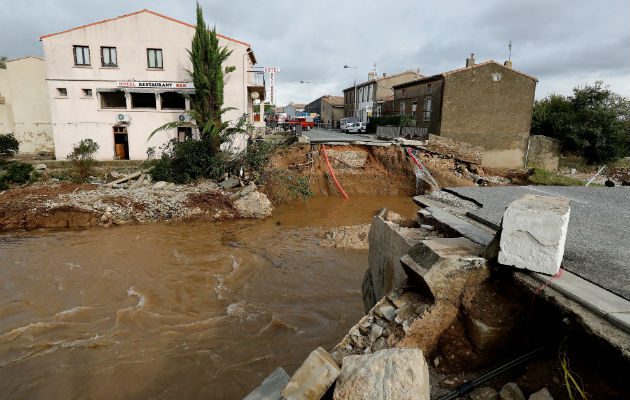 Un puente destrozado tras las inundaciones en Villegailhenc, en Francia. EFE
