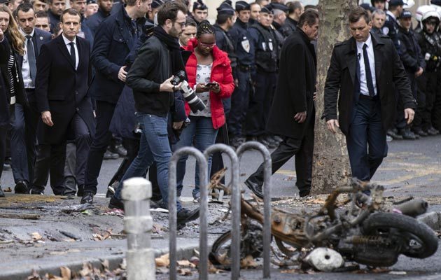 El presidente francés, Emmanuel Macron, evalúa los daños causados por la protesta de los "chalecos amarillos". FOTO/AP