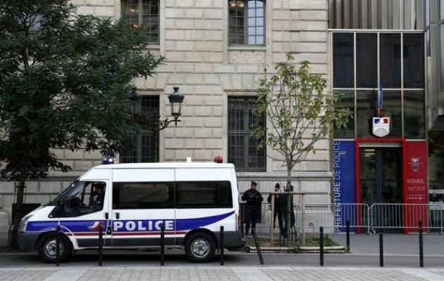 El agresor comenzó el ataque en su propio despacho, tras lo cual salió y continuó la agresión en otras dependencias de la Prefectura, ubicada junto a la catedral Notre Dame de París.