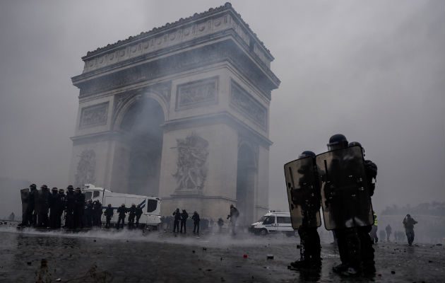 Varios integrantes del movimiento de "chalecos amarillos" consideraron por su parte que la degeneración de la manifestación constata el hartazgo popular y urgen a Macron a que cambie el rumbo de sus políticas.