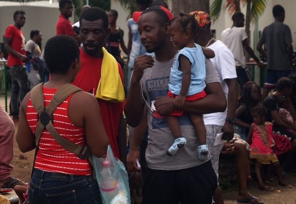Un grupo de migrantes de diversas nacionalidades se se encuentran en albergues en espera de tramites migratorios, este sábado en la ciudad de Tapachula en el estado de Chiapas