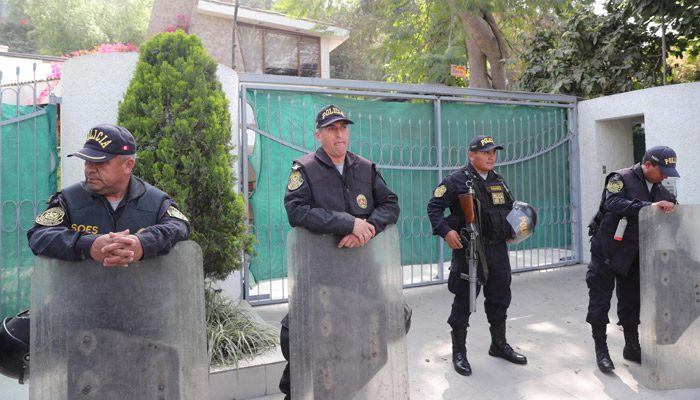 Miembros de la policía custodian la casa del expresidente Alberto Fujimori. FOTO/EFE