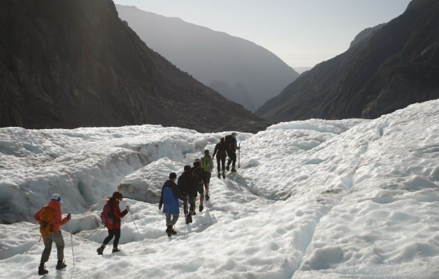 Se ofrecen vuelos y caminatas guiadas por los glaciares. Foto/ AP