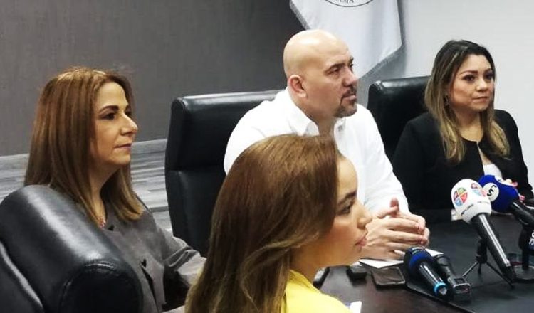 Equipos de Migración, Minseg y Mitradel  realizaron ayer la primera "reunión periódica" para el tema migratorio. Foto de cortesía