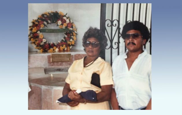 Madre y hermano de Martiza Alabarca la recuerdan en su tumba.
