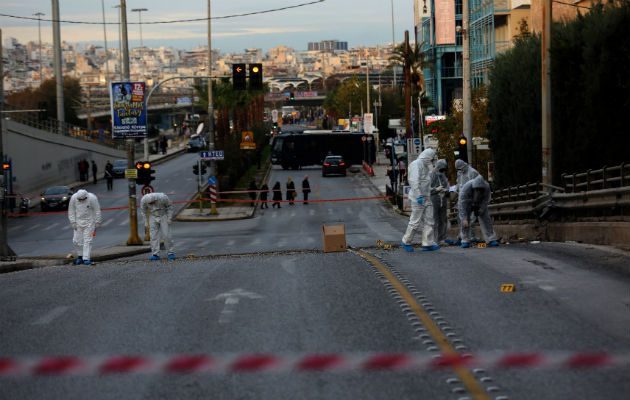 Agentes de la policía forense investigan el escenario de la explosión de una bomba frente al edificio de la cadena de televisión Skai, en Grecia. EFE