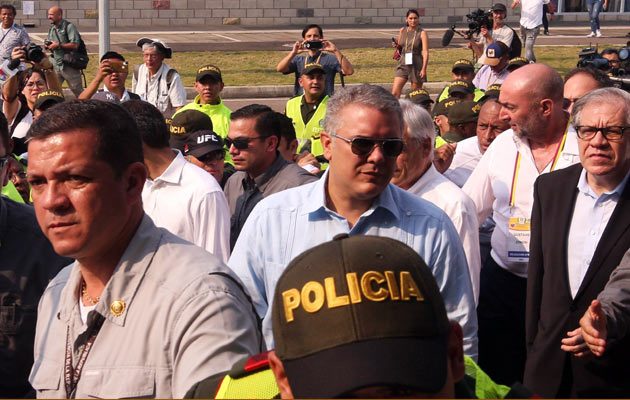 El presidente de Colombia, Iván Duque (c), y el secretario general de la OEA, Luis Almagro (d), acompañan al presidente de la Asamblea Nacional de Venezuela, Juan Guaidó, a inspeccionar las bodegas donde se almacena la ayuda internacional para Venezuela. FOTO/EFE