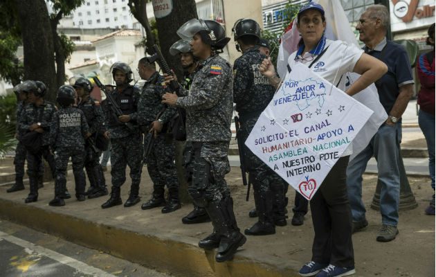 Policías antimotines frente a una protesta contra Maduro. Foto: EFE.