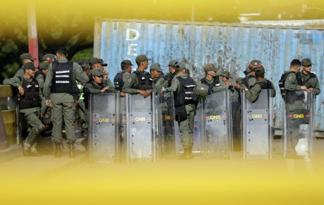 Miembros de la Guardia Nacional Bolivariana en las calles de Venezuela. Foto: AP.