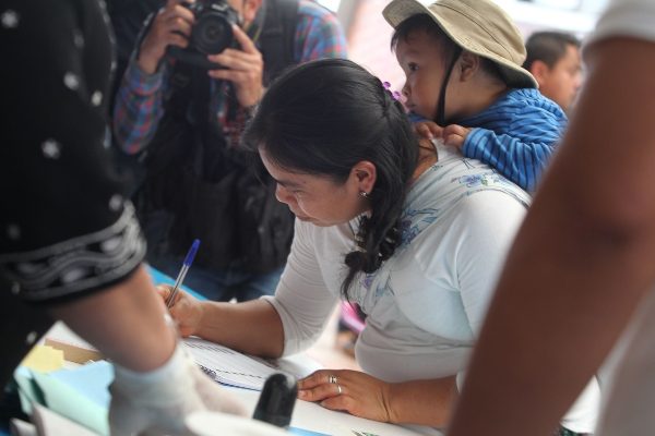 Una mujer vota en Ciudad de Guatemala (Guatemala). El país celebra elecciones generales, con más de ocho millones de votantes convocados, y donde se elegirán al presidente y vicepresidente, 160 diputados al Congreso, 20 al Parlamento Centroamericano y 340 corporaciones municipales. FOTO/EFE
