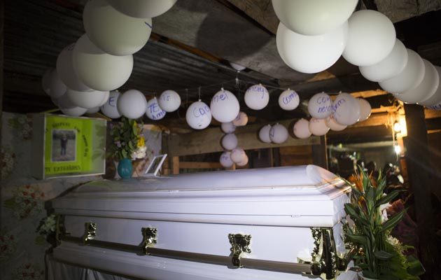 Globos cuelgan sobre el ataúd que contiene los restos de Jakelin Caal Maquin, de 7 años. La menor falleció  mientras estaba bajo la custodia de la Patrulla Fronteriza de EE. UU. FOTO/AP