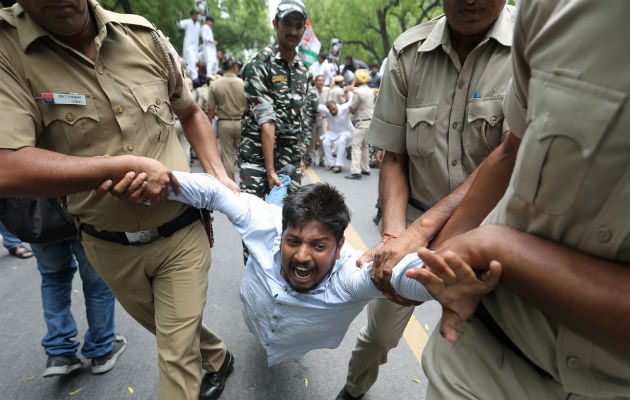 El titular de la Fiscalía de Delitos Electorales del Ministerio Público, Rafael Curruchiche, explicó que el allanamiento forma parte de una "investigación de oficio" y que el objetivo es establecer si hubo un "error humano" o "tecnológico" en la transmisión de los datos.