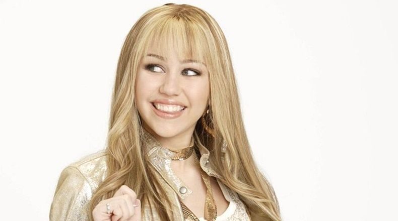 La serie cuenta la historia de una adolescente que vive una doble vida como una colegiala promedio durante el día y como la famosa artista de "pop" en la noche. 