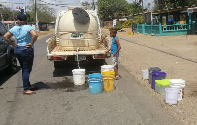 Se inició un operativo de abastecimiento de agua con ocho carros cisternas con los que se distribuirá diariamente, aproximadamente 50 mil galones de agua.