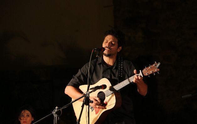 El polifacético cantautor panameño Javier Medina Bernal deleitó a la concurrencia con su talento, en tan importante ocasión.  / Foto Cortesía INAC