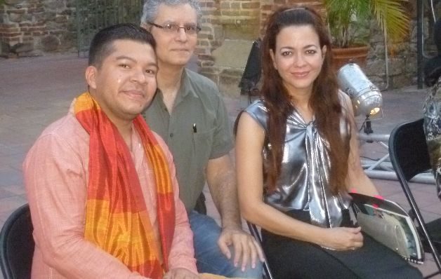  Javier Alvarado y Ela Urriola también leyeron poemas suyos.  / Foto Rosalina Orocú Mojica