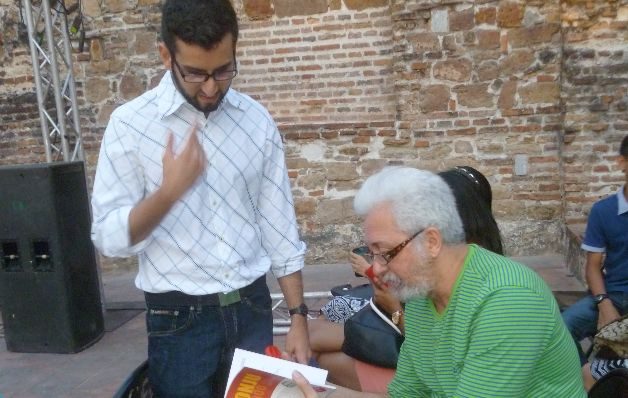  Moisés Pascual y un lector. 