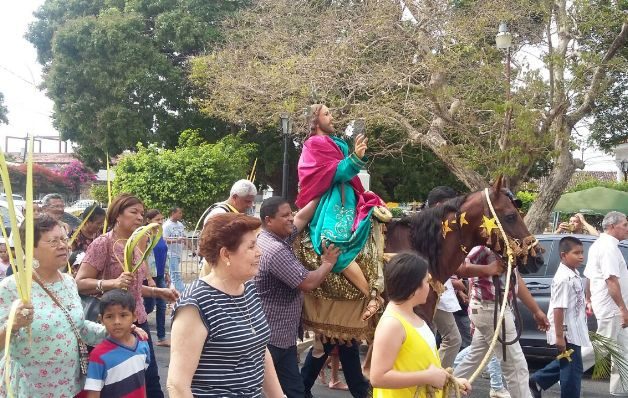 El Domingo de Ramos se realizó en Penonomé una de las tradiciones que aún siguen vigentes.  / Foto Elena Valdez