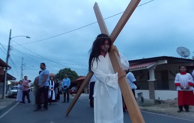 Algunos vestidos son pagados por los artistas y los más costosos, con fondos recaudados.  / Foto Zenaida Vásquez