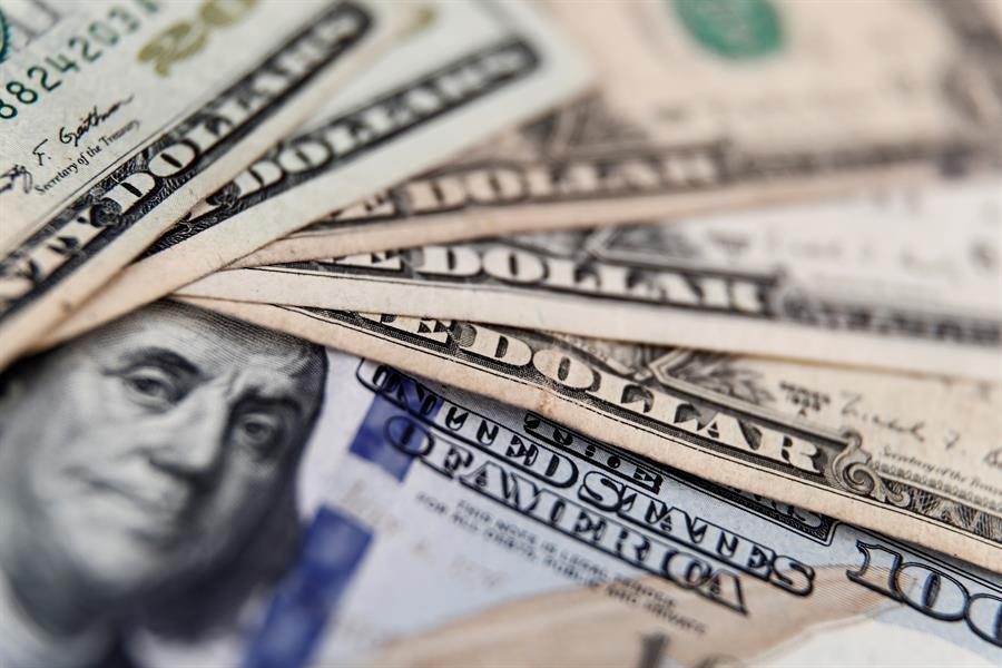 La pérdida del valor del dólar se debe al encarecimiento de la energía y los alimentos. Foto: EFE