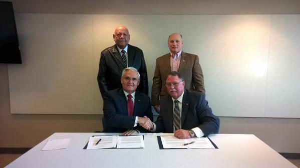 El administrador de la Autoridad el Canal de Panamá (ACP), Jorge Quijano, y el director del puerto, William J. Foto/Cortesía de Jorge Luis Quijano