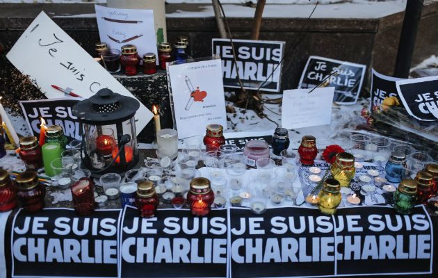 Colocaron velas  ante la embajada de Francia en Kiev. Foto/ EFE