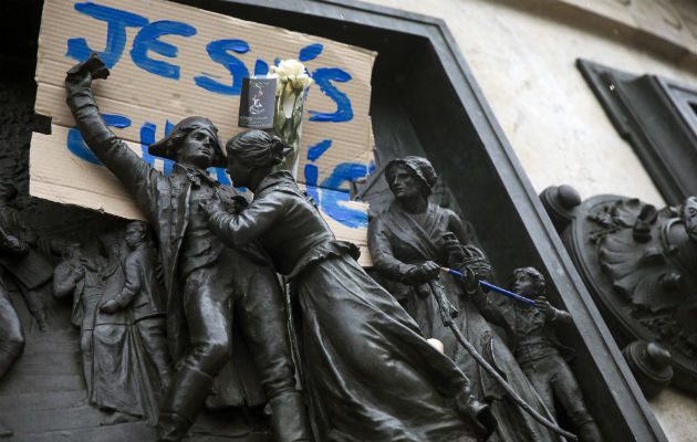 Cartel  colocado en una estatua de la Plaza de la República en París. Foto/ EFE