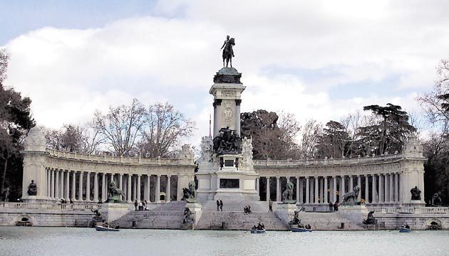 Estanque y monumento a Alfonso XII ubicado en el parque  El Retiro.