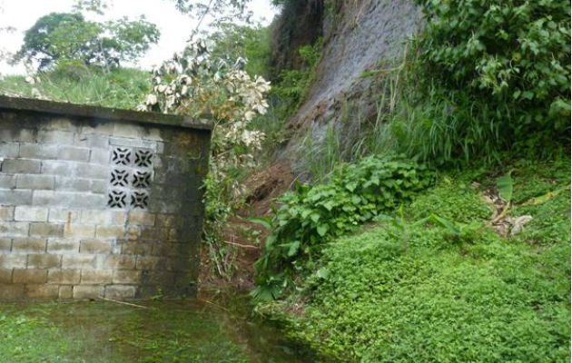 Deslaves de tierra en Colón por las lluvias.  Foto: @Miviot